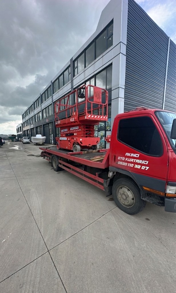 Manlift taşıyan Akıncı çekici